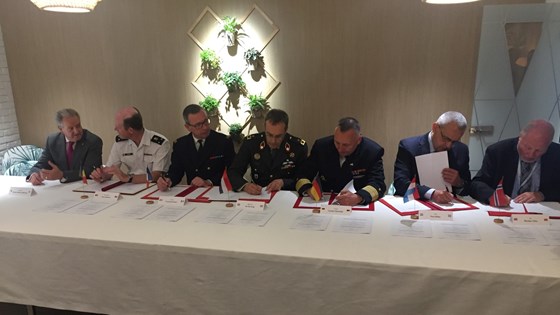 Materielldirektør i Forsvarsdepartementet Morten Tiller (ytterst til høyre) signerte avtalen på vegne av Norge.