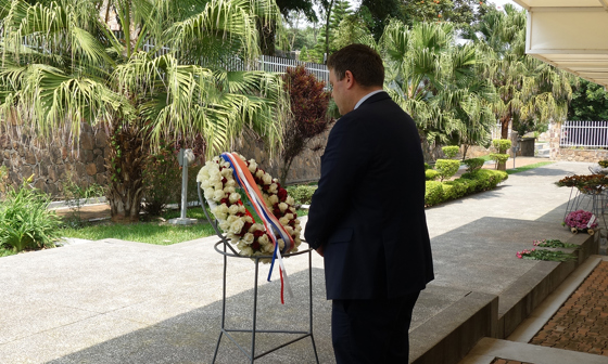 Jøran Kallmyr legger ned krans på vegne av Norge på minnesmerket over folkemordet i 1994. 