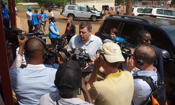 Jøran Kallmyr møter pressen i transittmottaket i Gashora.