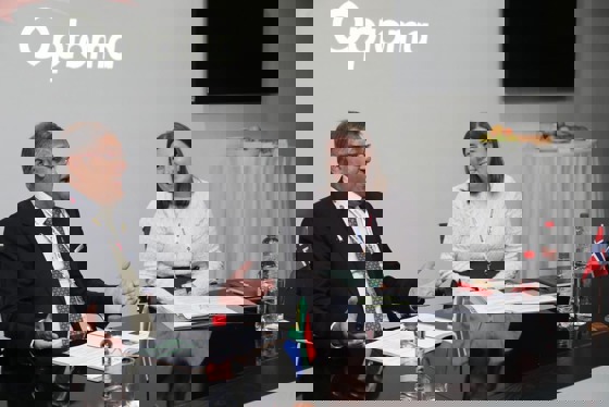 Statssekretær Astrid Hoem med Nared Singh, viseminister i det sørafrikanske skog-, fiskeri- og miljødepartementet.