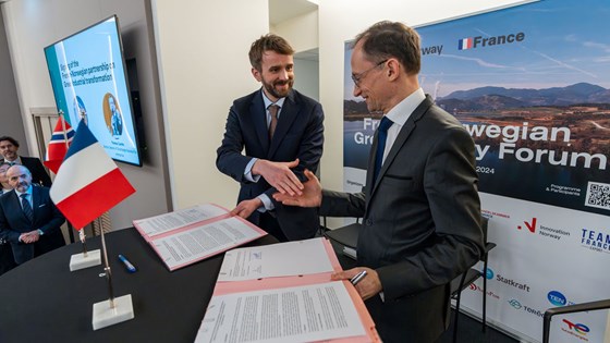 Bildet viser Næringsminister Jan Christian Vestre og ekspedisjonssjef Thomas Courbe som signerer det fransk-norske industripartnerskapet.