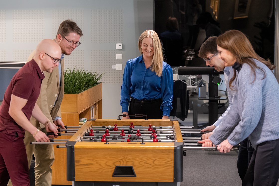 Kollegaer som spiller fortballspill