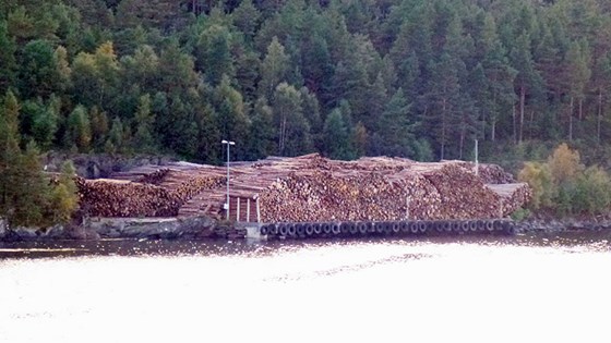 Tømmer klar for utskiping på kaia i Eikefjorden. 