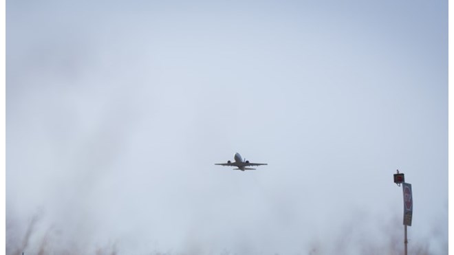 Bilde av et fly som tar av.