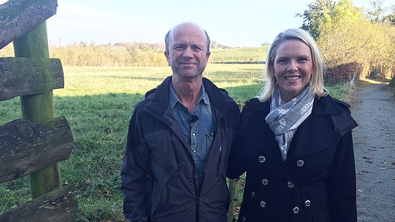 Landbruks- og matminister Sylvi Listhaug er imponert over det bonde Edvard Kolnes har fått til på gården sin. 