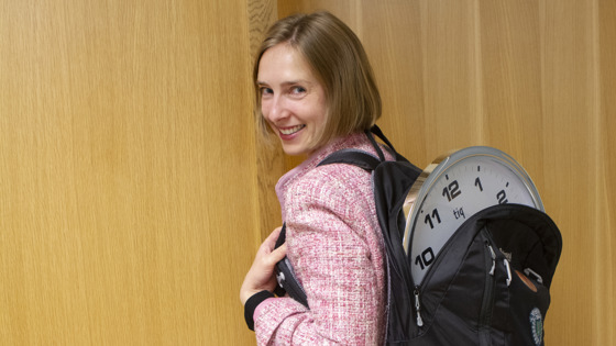 Næringsminister Iselin Nybø med klokke på ryggen i en sekk