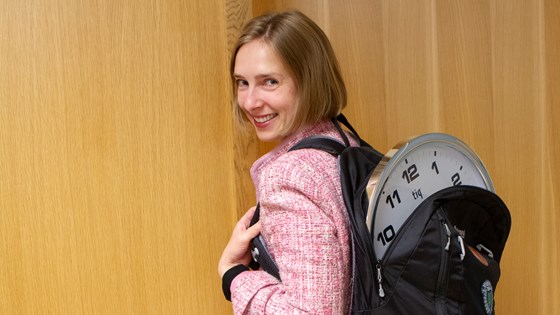 Næringsminister Iselin Nybø med klokke på ryggen i en sekk