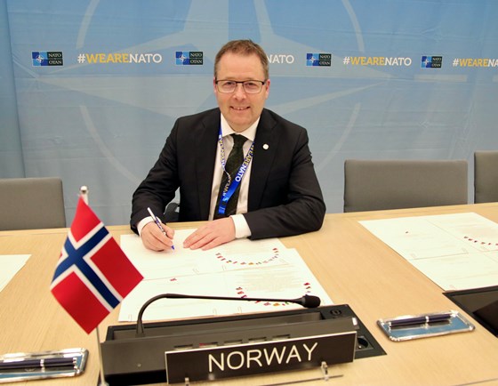 Forsvarsminister Bjørn Arild Gram (Sp) signerte Letter of Intent  cross-border løsninger i NATO-luftrom.