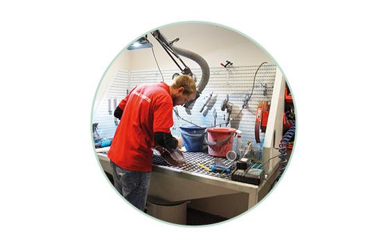 Illustrasjonsbilde. Student som jobber med kompositt. Foto: Fagskolen i Viken.