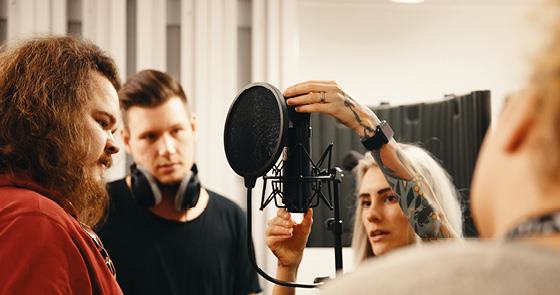 Illustrasjonsbilde. Studenter som jobber med musikkproduksjon. Foto: Fagskolen Kristiania.