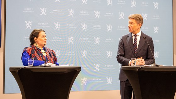 Sametingspresident Silje Karine Muotka og olje- og energiminister Terje Aasland taler på et pressemøte 