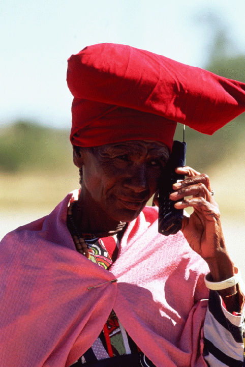 Figur 3.6 Kvinne med mobiltelefon. Namibia