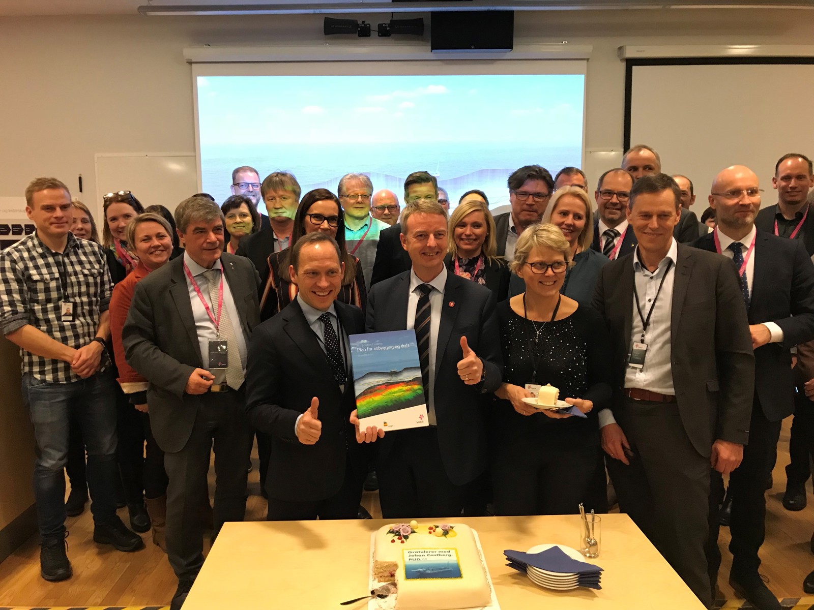Statsråd Terje Søviknes mottok i dag plan for utbygging og drift for Johan Castberg-feltet i Hammerfest. I front: olje- og energiminister Terje Søviknes sammen med Torger Rød, direktør for prosjektutvikling i Statoil og Siri Kindem, områdedirektør ved Drift Nord, Statoil. Foto: EBM/OED Statsråd Terje Søviknes mottok i dag plan for utbygging og drift for Johan Castberg-feltet i Hammerfest. I front: olje- og energiminister Terje Søviknes sammen med Torger Rød, direktør for prosjektutvikling i Statoil og Siri Kindem, områdedirektør ved Drift Nord, Statoil. Foto: EBM/OED