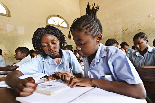 Figur 3.2 Tusenårsmål to er å oppnå universell grunnskoleutdanning
 innen 2015. I Mosambik har andelen økt fra 43 prosent i
 1999, til 87 prosent i 2007.