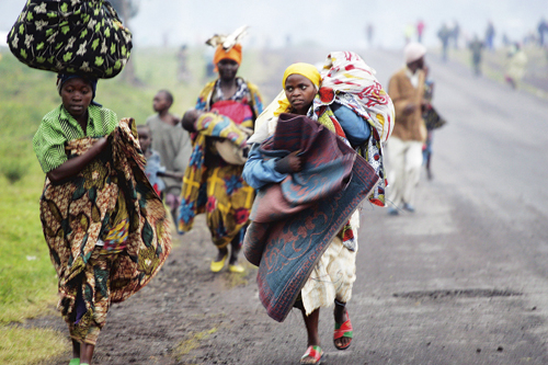 Figur 6.2 FNs Høykommissær for flyktninger (UNHCR)
har anslått antall flyktninger på verdensbasis
til ca 16 millioner, inkludert 4,6 millioner palestinske flyktninger
som UNRWA har ansvar for. En nedadgående trend er snudd
og antallet flyktninger ser igjen dessverre ut til å øke.
De største gruppene er palestinere, afghanere, irakere,
colombianere og sudanere. Antall internt fordrevne er anslått
til 26 millioner, med de største gruppene i Sudan, Colombia,
Irak, DR Kongo og Somalia.