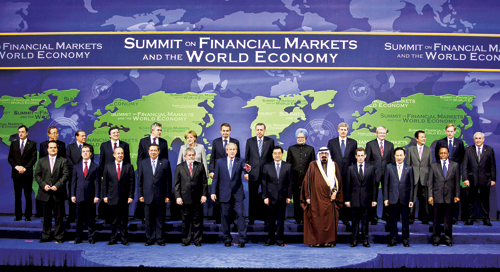Figur 8.5 Finanskrisen krever bredt internasjonalt samarbeid og kan ikke
 løses av vestlige land alene. Det første møtet
 i G20 i november 2008 var en viktig milepæl i forholdet
 mellom nye og etablerte stor­økonomier.