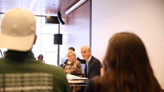 Helse- og omsorgsminister Ingvild Kjerkol og statsminister Jonas Gahr Støre på innspillsmøte om psykisk helse sjette april 2022