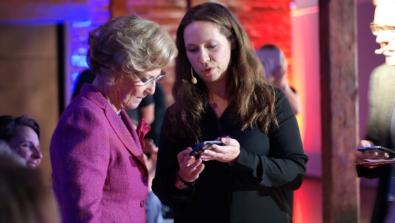 Anette Ståløy fra det Bergens-baserte selskapet DirtyBit viste H.M. Dronningen hvordan hun kunne spille "Fun Run". H.M. Dronningen uttrykte at hun savnet litt hjelp fra barnebarna. 