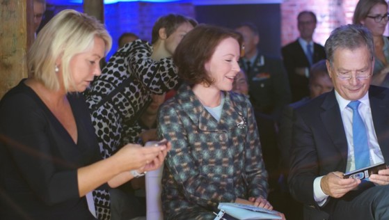 Næringsministeren og det finske presidentparet fikk prøve det norske mobilspillet Fun Run.