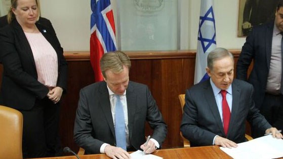 Utenriksminister Børge Brende og Israels statsminister Benjamin Netanyahu undertegner erklæringen om forsknings- og innovasjonssamarbeid. Foto: Frode O. Andersen, UD