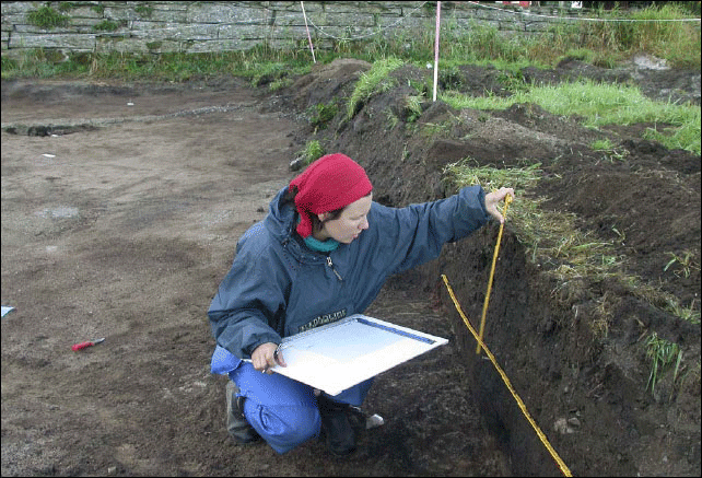 Figur 7.1 Kulturminneforvaltningen er en omfattende del av universitetsmuseenes
 virksomhet. 
 Her måler en ansatt fra Bergen Museum opp et utgravningsfelt
 ved Fusa