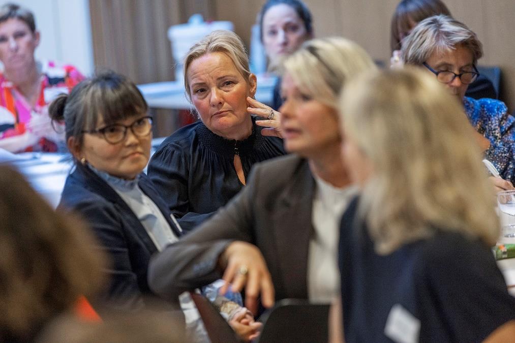 Fire kvinnelige deltakere på lanseringsworkshop i interessert samtale. Foto: Thomas Kleiven