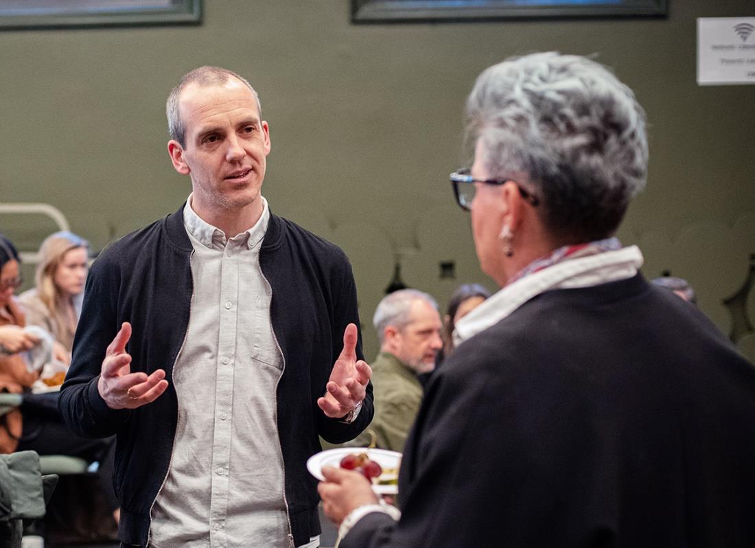 Christoffer Bjørnum gestikulerer i samtale med en paneldeltaker i en pause under dialogmøtet på Litteraturhuset. Foto: Thorbjørn Helin