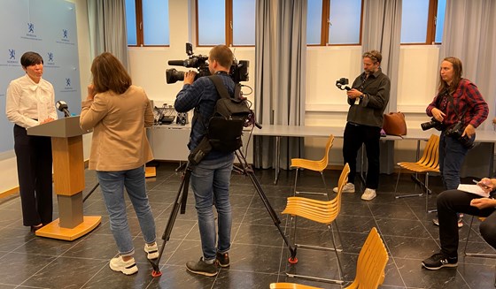 Utenriksminister Ine Eriksen Søreider i UDs presserom med journalister til stede