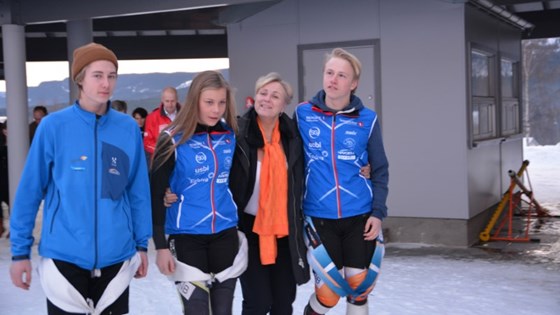 Kulturminister Thorhild Widvey gående sammen med tre unge alpinister. Mats Lilleøen Ruud (Brumunddal Alpin), Veslemøy Stavseth (Lillehammer Skiklub) og Kristoffer Hettervik (Lillehammer Skiklub).