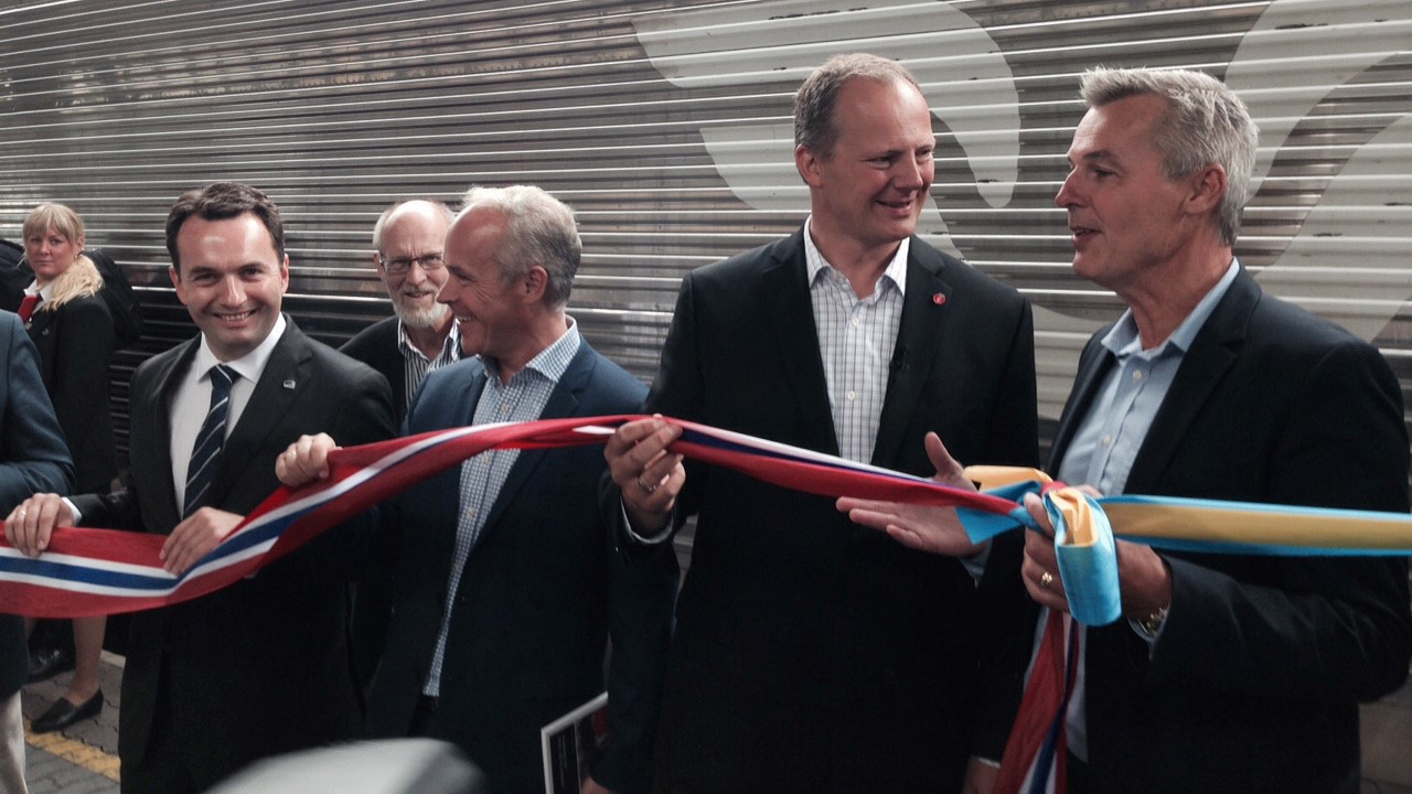 Samferdselsminister Solvik-Olsen og kommunal- og moderniseringsminister Sanner markerte at det nye hurtigtoget ankom Oslo for første gang.