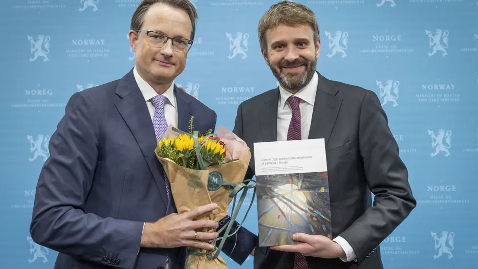 Utvalgsleder Kjetil Mujezinovic Larsen og helse- og omsorgsminister Jan Christian Vestre.