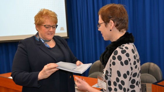 Trine Skei Grande mottar rapporten fra Medietilsynets direktør Mari Velsand.