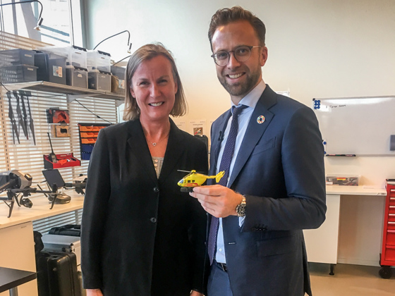 Elisabeth Aarsæther, direktør i Nkom og digitaliseringsminister Nikolai Astrup