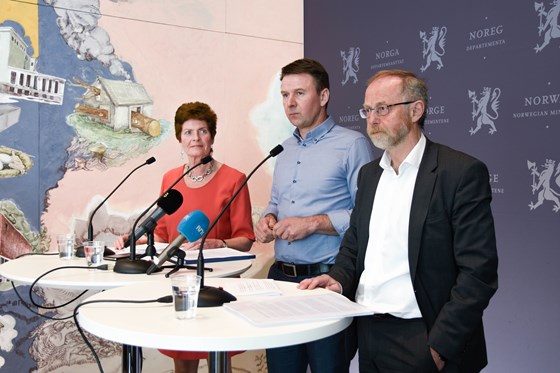 Departementsråd Leif Forsell, Lars Petter Bartnes i Bondelaget og Merete Furuberg i Småbrukarlaget.