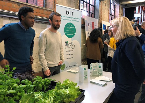 Statsråd Monica Mæland i samtale med Kristoffer Dybvik fra flyktningtenesten i Bydel Grünerløkka i Oslo kommune. Dei har starta "Do-It-Yourself", ein grøn innovasjonsplattform for nyankomne flyktningar, som mellom anna har eit prosjekt med urbant landbruk.