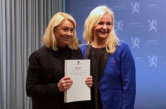 Kommunal- og moderniseringsminister Monica Mæland og nestleder i KS Mette Gundersen deltok på framlegginga av ny kommunelov 16. mars