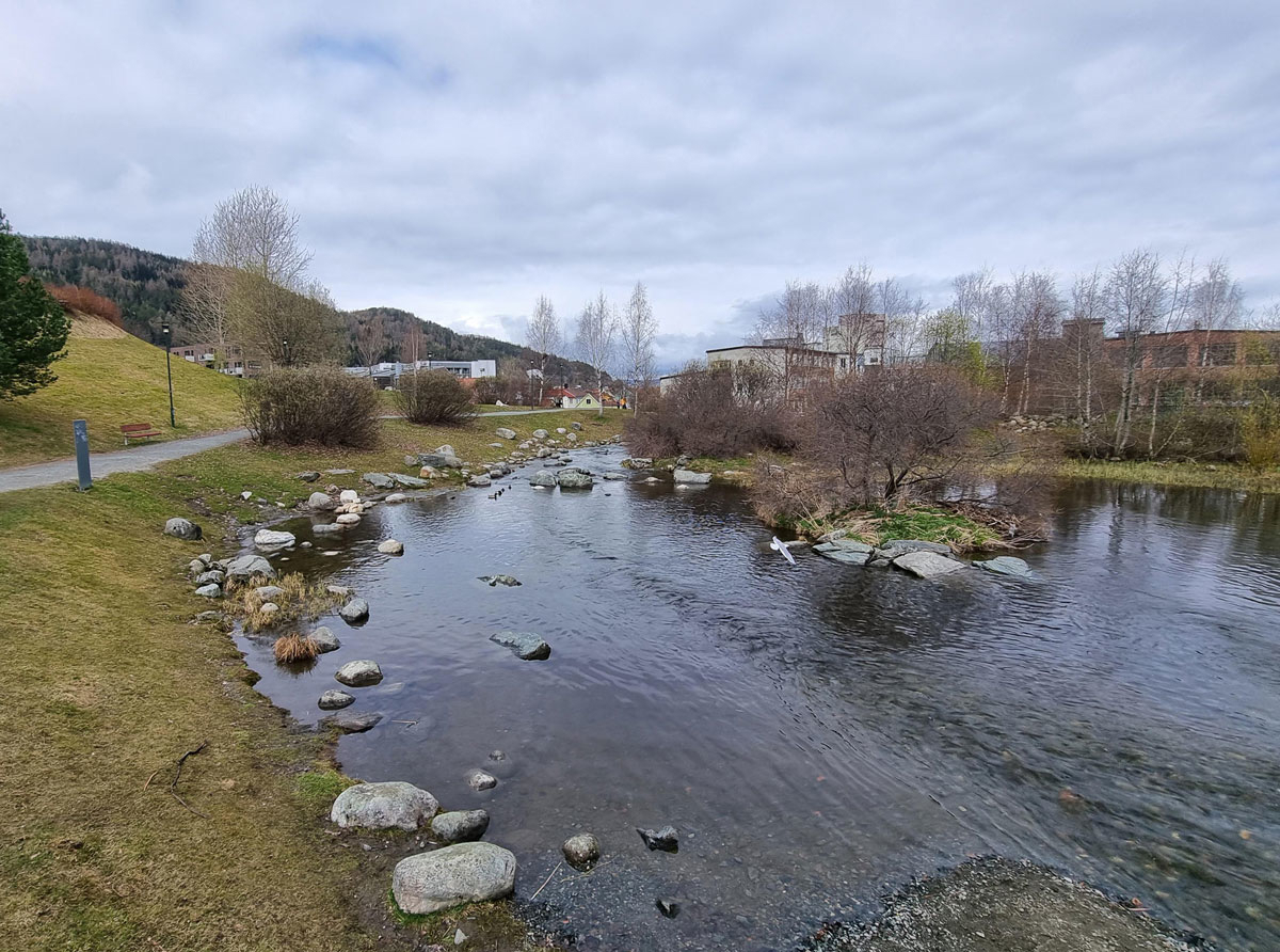 Figur 11.6 Ein tidlegare lukka bekk er opna og fungerer som flaumveg for overvatn. Ilabekken, Trondheim.