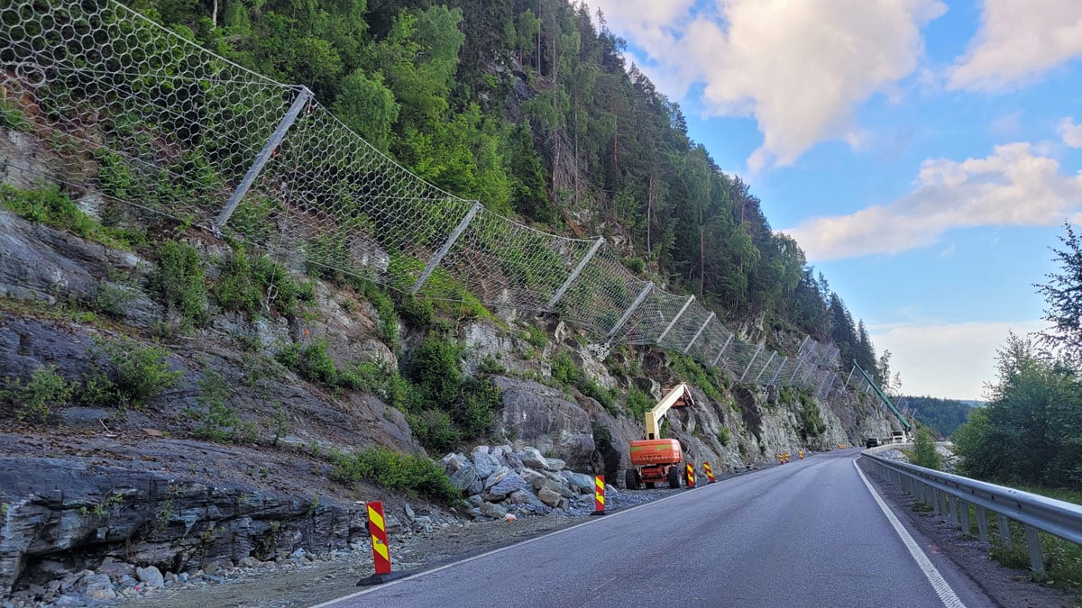 Figur 12.2 Langs E6 ved Langnesberga i Snåsa kommune er det montert fanggjerde etter fleire skredhendingar og nedfall frå bergskjæringane.