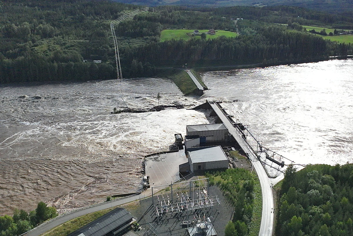 Figur 12.5 Dambrot på Braskereidfoss kraftverk under ekstremvêret Hans i 2023.