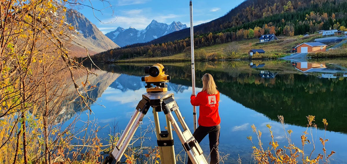 Figur 4.3 NVE gjennomfører måling på Jægervatn i Lyngen kommune. 