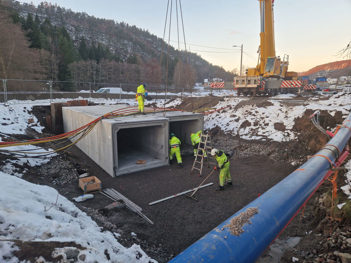 Figur 4.4 Statens vegvesen utbetrar veg og installerer to store kulvertar i Kristiansand.