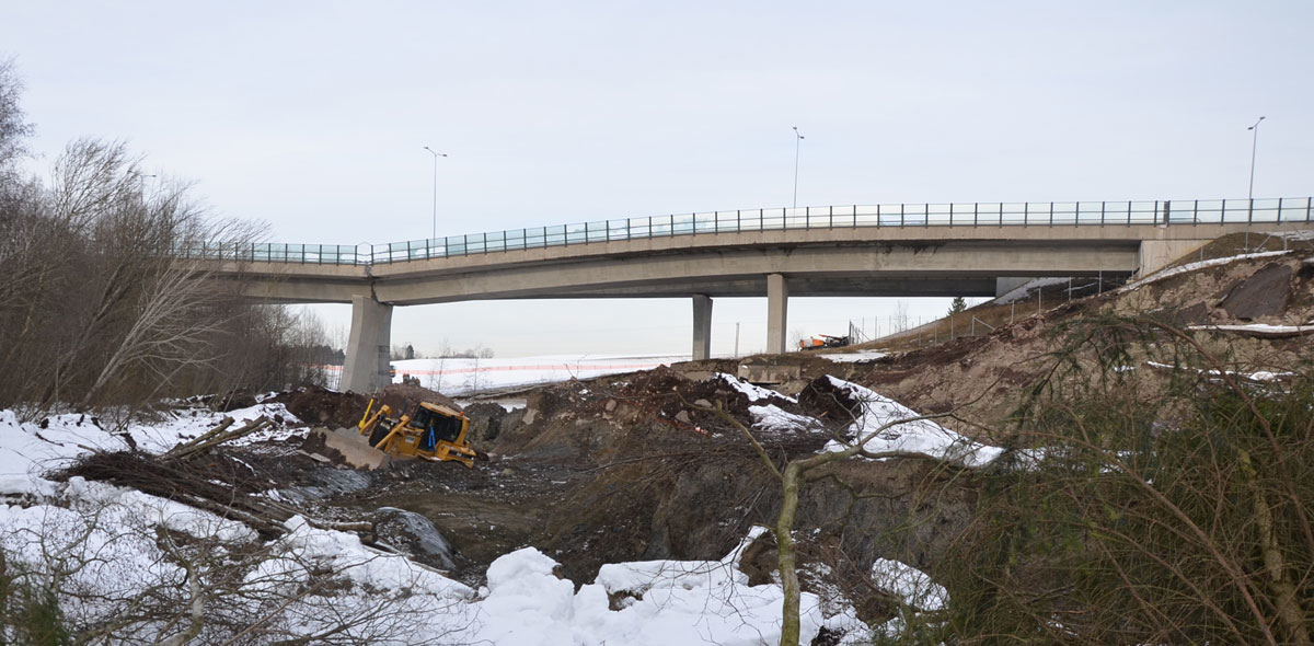 Figur 6.3 Bru på E18 over Mofjellbekken i Holmestrand kommune vart øydelagd av kvikkleireskred utløyst av terrenginngrep i 2015.