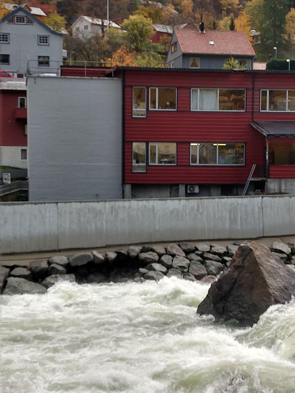 Figur 7.10 Skade på sikringstiltak i Opo i Ullensvang kommune frå oktober 2018.