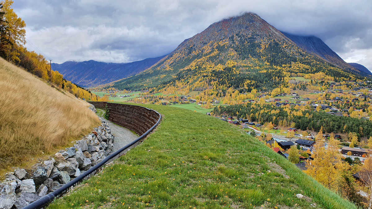 Figur 7.7 Skredvollen og fanggrøfta over Ulstad, Lom kommune.