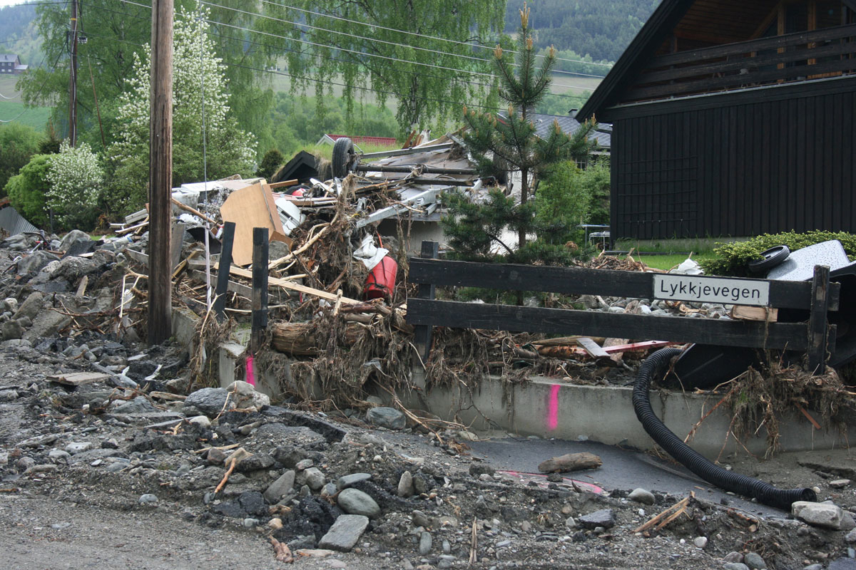 Figur 9.3 Gjenstandar og massar tatt av flaumen i 2013 i Kvam i Nord-Fron kommune.
