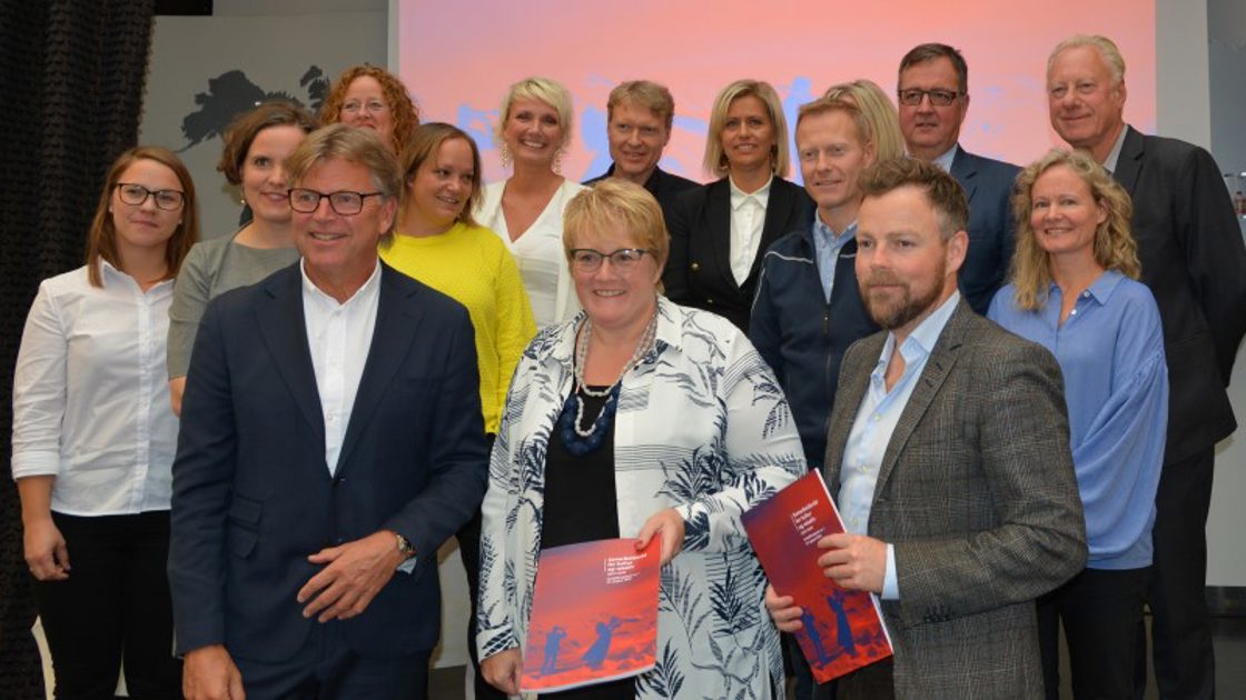 Gruppebilde med Samarbeidsrådet for kultur og reiseliv sammen med kulturministeren og næringsministeren.