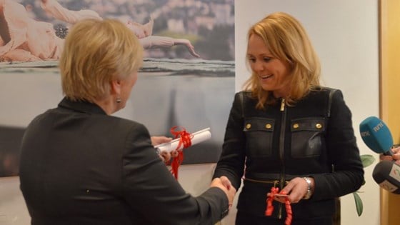Former Minister of Culture Thorhild Widvey hands over the keys to her office to Linda Cathrine Hofstad Helleland.