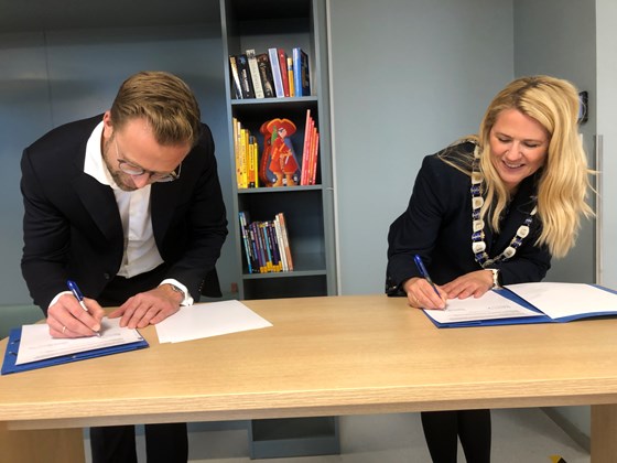 Statsråd Nikolai Astrup besøker Knutepunkt Strømsø der intensjonsavtale om ny områdesatsing med Drammen kommune ble signert. Til høyre: ordfører Monica Myrvold Berg.