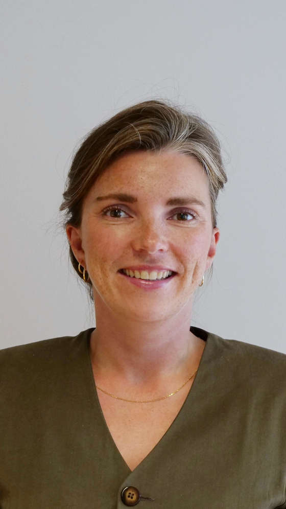 portrett av thea hellenes ekre