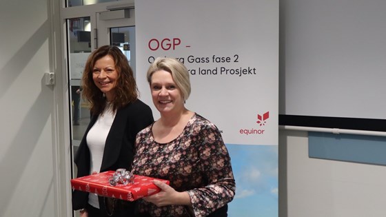 Olje- og energiministeren mottok PUD-en av Equinor og partnere i Stavanger. Her er partnerskapet representert ved Cecilie Aarskog Bekkeheien fra Equinor (t.v).
